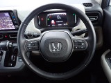 ハンドル左側にはオーディオ操作が出来るオーディオリモートコントロールスイッチ、右側にはHonda SENSINGとオートクルーズコントロールのスイッチを装備!