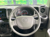 インテリアに合わせたデザインのステアリングは、運転される方のことも考え、運転しやすい形状、大きさです。是非一度、実際に触ってお確かめください。