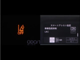 レーンディパーチャーアラートとは車線、又は走路からの逸脱の可能性を警告すると共に、車線、又は走路からの逸脱を避けるためのハンドル操作の一部を支援する機能です。詳細は販売店スタッフまでお尋ね下さい。