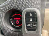 【Hondaスマートキー】カバンやポケットに入れたままでもドアの施錠・解錠が可能なスマートキーを装備。エンジンのオン・オフ時もカギを取り出す必要が無いからとっても便利です♪