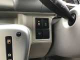 横滑り防止装置、車線逸脱警報システムなどの安全装備も充実。バック時の障害物を検知し知らせるコーナーセンサーや、360&deg;ビューモニタースイッチがあります。