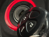 【キーレス】少し離れた場所からでもボタン一つでドアの開錠・施錠ができるのでとっても便利!ドアの鍵穴周りに傷をつけることもありません♪