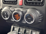 【オートエアコン】一度お好みの温度に設定すれば、車内の温度を検知し風量や温度を自動で調整。暑い&hellip;寒い&hellip;と何度もスイッチ操作をする必要はありません。快適な車内空間には必須の機能ですね♪