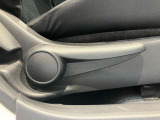 運転席はご自身の適切な運転ポジションへ移動可能なラチェットが付いております。