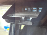 【プリクラッシュセーフティ】前方の車両等を検知し、衝突しそうな時は警報で注意を促し、ブレーキを踏む力をサポート。ブレーキを踏めなかった場合は衝突被害軽減ブレーキが作動、衝突回避をサポートします。