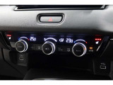運転席と助手席の温度設定の変更が可能な左右独立タイプのデュアルエアコンです♪♪♪暑がりな人・寒がりな人も誰もが車内を快適にお過ごしいただけます♪♪♪