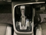 CVT車のセレクトレバーです。低速から高速まで、変速ショックのないスムーズな走りと、エンジン効率のよい領域を維持して燃費にも貢献します。