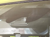 【エマージェンシーブレーキ】走行中に前方の車両等を認識し、衝突しそうな時は警報とブレーキで衝突回避と被害軽減をアシスト。より安全にドライブをお楽しみいただけます。