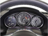 【明るく見やすいメーター】視認性が良く明るく見やすいメーター。運転者にとって見やすいメーターは運転していても疲れないですよね。