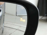 &rdquo;隣の車線を走る車両をレーダーで検知し、ドアミラーでは確認しにくい後側方エリアに存在する車両に加えて、急接近してくる車両も検知します。車両を検知するとドアミラーに搭載されたLEDインジケーターが点灯