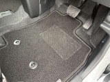 運転席側のフロアマットです。使用感はございますが、目立った汚れなどはありません。