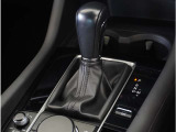 【シフトレバー】シフトもとても操作しやすいデザインになっております。運転する人の事を第一に考えた操作性の高い仕様です。