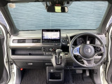 運転席周りです。カップホルダーや小物の収納などは必須ですよね!!使い勝手の良いつくりになっております!!