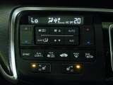 オートエアコンは左右席で独立温度コントロールが可能です。運転席はキンキンに冷やして助手席はマイルドにと言った設定が可能です。暑さ寒さでケンカすることもなくなりますね。