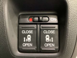 リアドアは乗り降りに便利な両側電動スライドドアです。また運転席に座っていながらスイッチ操作で自在にスライドドアを開け閉めできます。