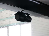 前方・後方はもちろん、車内カメラは、後方から左右をワイドに撮ることができ、幅寄せや側面衝突、威圧的なドライバーの危険行為など、クルマ周囲のトラブルもしっかり記録できます。