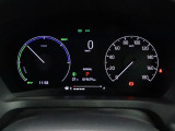 運転時の視界周辺の見やすい位置にメーターをレイアウト。視線の流れを断ち切らない、ストレスフリーで美しい運転動作を可能にします。またマルチインフォメーションディスプレイで、様々な情報が確認できます。