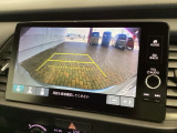 リバースギアに入れるだけで後方の表示へ切り替わります。夜間や雨の日の駐車も楽になりますよ。