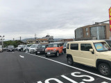 ズラッと並んだ展示車と大きな「N」の看板が目印です!