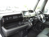 ★助手席周辺★ダッシュボードには豊富な収納BOXがありいつもすっきりとした車内!ほしい場所にちょうど良い収納を備えています。大きなフロントガラスによって見晴らしも良く快適な座り心地となっております