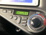 【オートエアコン】一度お好みの温度に設定すれば、車内の温度を検知し風量や温度を自動で調整。暑い&hellip;寒い&hellip;と何度もスイッチ操作をする必要はありません。快適な車内空間には必須の機能ですね♪