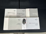 取り扱い説明書、メンテナンスノート、保証書揃ってます。インテリジェントキーも1個付ています。バック等に入れたままでも施錠解除もできエンジンスタートもワンプッシュでエンジンをかけることが出来ます。