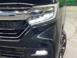 【LEDヘッドライト】悪天候や夜間走行時も良好な視界を確保し安心して運転できる高輝度LEDヘッドライトを装備!点灯速度が早く、消費電力も抑えられています。