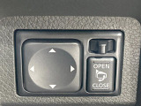【電動格納ミラー】サイドミラーは電動格納式となっており、狭い駐車場でもキズがつくリスクを抑えられます。