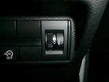 ヘッドライトレベライザー。乗車人数やお荷物に応じて光軸が調整出来、対向車の幻惑を防ぎます。