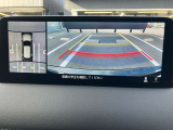 360度ビューカメラを搭載。4方の小型カメラの映像を処理し、車両真上からの映像に変換しています。