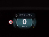 ヘッドアップディスプレイは視認性が非常に良く、運転時の視線を逸らさず様々な情報の確認が行えます
