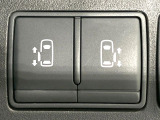 【両側パワースライドドア】スマートキーや運転席のスイッチで後席両側スライドドアの開閉が可能♪電動だから力を入れてドアを開ける必要が無く、小さなお子様でも簡単に開け閉めでき快適です♪