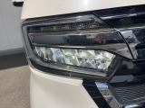 【LEDヘッドライト】悪天候や夜間走行時も良好な視界を確保し安心して運転できる高輝度LEDヘッドライトを装備!点灯速度が早く、消費電力も抑えられています。
