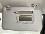 【運転席サンバイザー】鏡が付いているのでメイク直しなどにも便利★