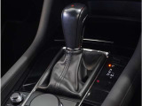 【シフトレバー】シフトもとても操作しやすいデザインになっております。運転する人の事を第一に考えた操作性の高い仕様です。