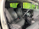 運転席まわりには十分なスペースがあり、大柄な方でもゆったり運転していただける環境です。