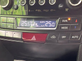 【オートエアコン】一度お好みの温度に設定すれば、車内の温度を検知し風量や温度を自動で調整。暑い&hellip;寒い&hellip;と何度もスイッチ操作をする必要はありません。快適な車内空間には必須の機能ですね♪