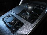 【オートブレーキホールド】停車中にブレーキペダルから足を放しても、ブレーキを自動的に制御して、車両の停車状態を保持する機能です。信号待ちなどの停車時に運転者の負担を軽減します。