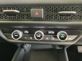 【左右独立オートエアコン】左右席で独立温度コントロールが可能です。運転席はキンキンに冷やして助手席はマイルドにと言った設定が可能です☆暑さ寒さでケンカすることもなくなりますね♪