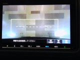 バックカメラの画像です。ガイドラインがスムースな車庫入れをサポートいたします。車庫入れの安心感がアップしますね。