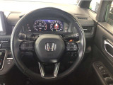 【ハンドル】運転にかかわる様々な操作を安全に行えるように視点移動が少なく、操作性に配慮されたスイッチ類が凝縮されたコックピット。