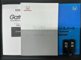 スマートキーは鍵をバッグに入れたままでもドアロックの開閉やエンジンのON・OFFができます。夜間や雨の日も鍵を探さなくて良いので便利です。