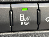 【ブラインドスポットモニター】走行中、ドアミラーの死角になりやすい箇所に後続車が接近するとサイドミラーのレンズに警告を表示!ドライバーに注意喚起をしてくれます。