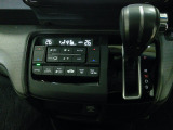 オートエアコンは左右席で独立温度コントロールが可能です。運転席はキンキンに冷やして助手席はマイルドにと言った設定が可能です☆暑さ寒さでケンカすることもなくなりますね♪