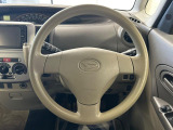 インテリアに合わせたデザインのステアリングは、運転される方のことも考え、運転しやすい形状、大きさです。是非一度、実際に触ってお確かめください。