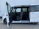 助手席側ドアと左側スライドドアの間に柱のない車体構造となっており、広々使えて便利です!
