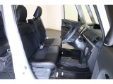 すわり心地の良い運転席・助手席です。長時間のドライブの疲れ軽減に貢献します。どうぞ快適なドライブを♪
