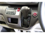 インパネシフトだから視線の移動も少なく足元もスッキリ♪運転席もゆったりしているのでゆとりを持ってドライブできますね!