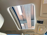 【サンルーフ】開放感たっぷりの希少装備、サンルーフが装着されています!車内に明かりを取り入れたり景色を楽しむ以外にも、車内の空気も簡単に換気できて快適です!