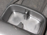 運転席と助手席の間にはドリンクホルダーがあります。取りやすい位置にありますからドライブも楽しくなりますね!
